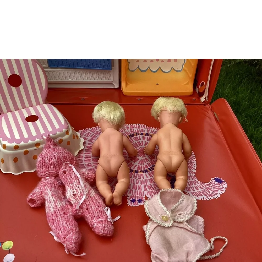 Mattel Cheerful and Tearful nursery/carrying case playset with two dolls bed. - Picture 5 of 16